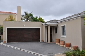 Exterior - Cozy Home | Free Parking + WIFI | Terrace BBQ & Mountain Views (Cape Town)