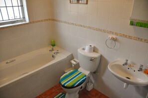 Bathtub, towels - Cozy Home | Free Parking + WIFI | Terrace BBQ & Mountain Views (Cape Town)