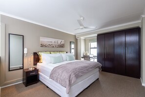 1 chambre, coffre-fort, bureau, fer et planche à repasser