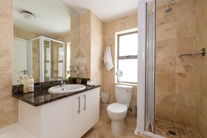 Badewanne, kostenlose Toilettenartikel, Haartrockner, Handtücher