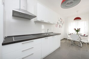 Kühlschrank, Mikrowelle, Ofen, Herdplatte