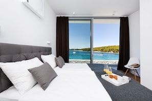 5 bedrooms, iron/ironing board, WiFi, bed sheets