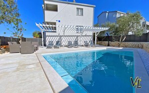 Outdoor pool, a heated pool - Pakostane - Villa Lucija - Apartment « MASLENIK » (Pakoštane)