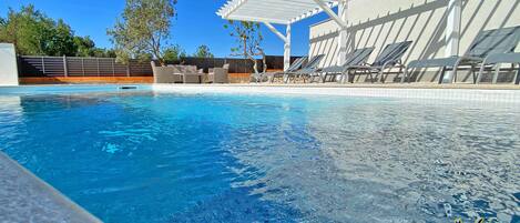 Een buitenzwembad, een verwarmd zwembad