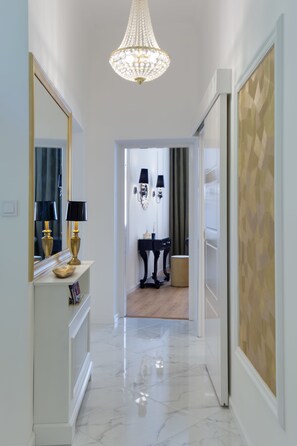 Superior-Apartment, 2 Schlafzimmer (Eliza Suite, 1st floor) | 1 Schlafzimmer, hochwertige Bettwaren, individuell dekoriert