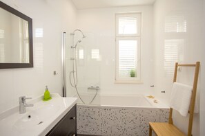 Combined shower/bathtub, hair dryer, towels