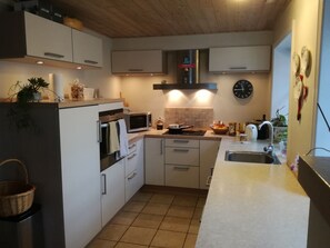 Fridge, microwave, oven, stovetop - Stauning HarborHouse in center of Stauning, w/spa privileges.  (Skjern)