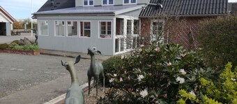 Stauning HarbourHouse im Zentrum von Stauning, mit Spa-Privilegien. 