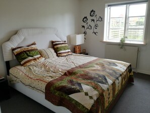 4 slaapkamers, een laptopwerkplek, een strijkplank/strijkijzer, wifi