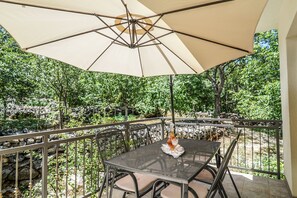 Outdoor dining - Holiday house near the sea and the lakes (Kamenmost)