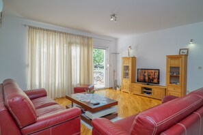 TV, fireplace - Holiday house near the sea and the lakes (Kamenmost)