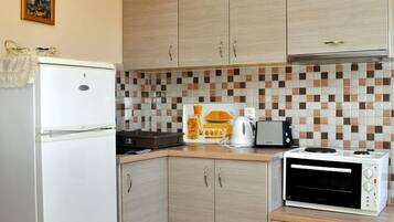 Fridge, oven, stovetop, coffee/tea maker