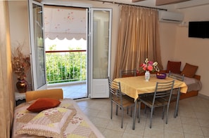 2 bedrooms, in-room safe, iron/ironing board, free WiFi