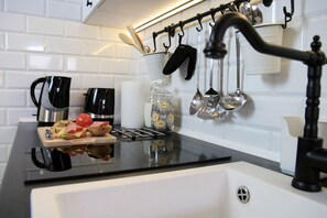 Frigorifero, piano cottura, lavastoviglie, macchina per tè/caffè