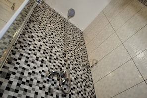 Douche, sĂšche-cheveux, serviettes fournies, savon