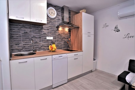 Fridge, stovetop, dishwasher, coffee/tea maker. Family friendy apartment near the river and mountains