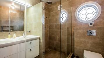 Shower, hair dryer, towels, shampoo