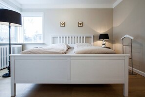 3 chambres, bureau, fer et planche à repasser, lit parapluie