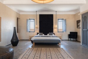 19 chambres, coffres-forts dans les chambres, bureau