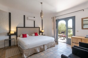 19 quartos, cofres nos quartos, escrivaninha