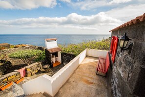 Terrace/patio - Adega Velha holiday home, next to the sea and mountains, ideal for couples (Calheta de Nesquim)