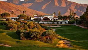 A golf course with a clubhouse, surrounded by mountains. - Elegant and modern in the center of La Cala, just 100 meters from the beach. (La Cala de Mijas)