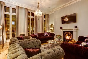 Smart TV, fireplace, books