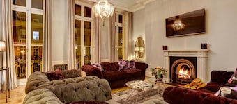 Luxury Mansion Townhouse with Private Cinema sleeping up to 18