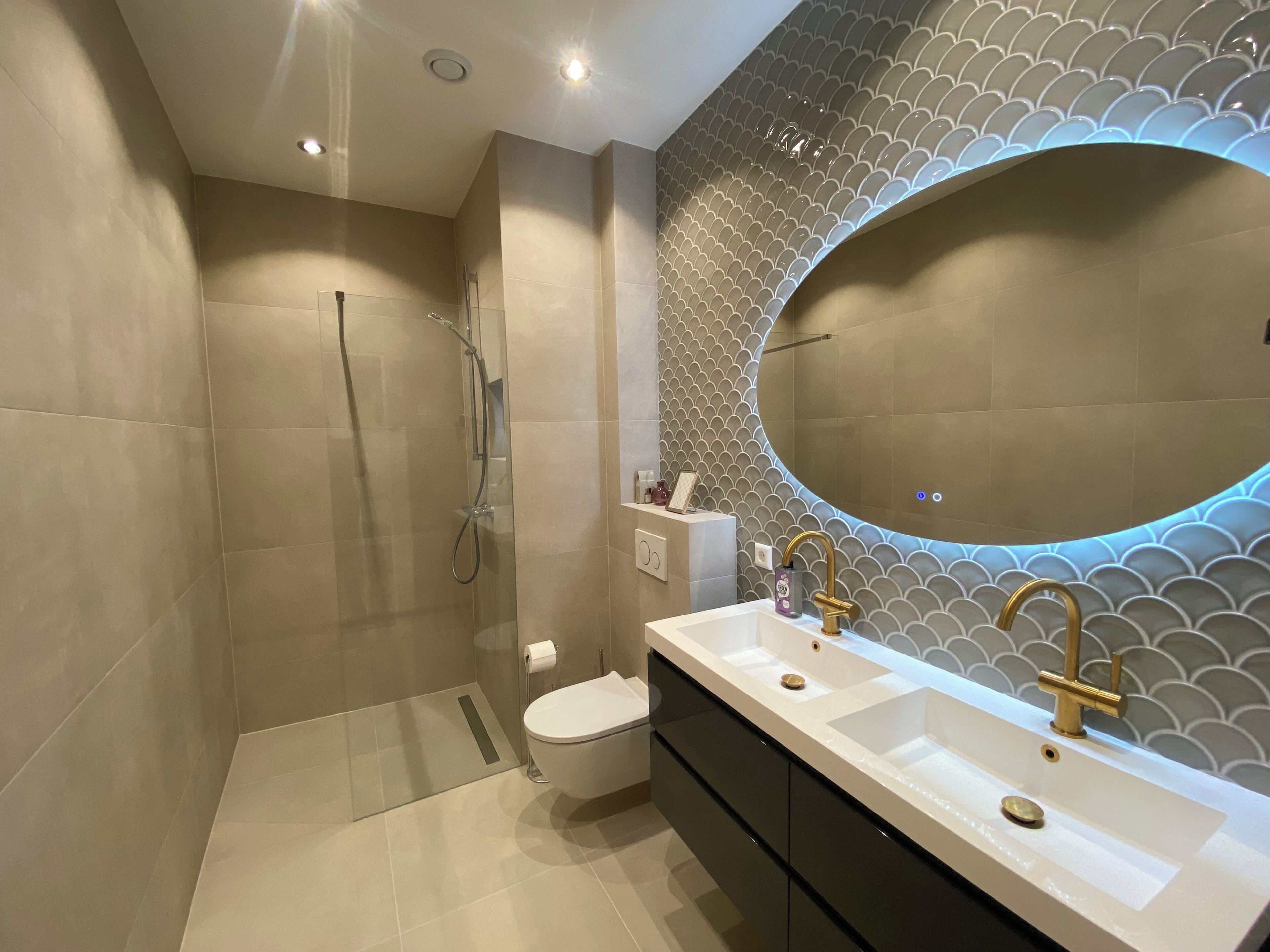 Een douche, gratis toiletartikelen, een haardroger, handdoeken