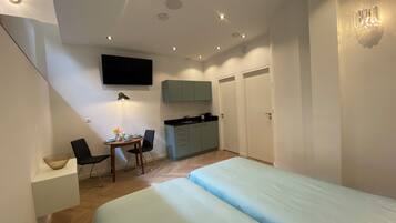 1 slaapkamer, een bureau, geluiddichte muren