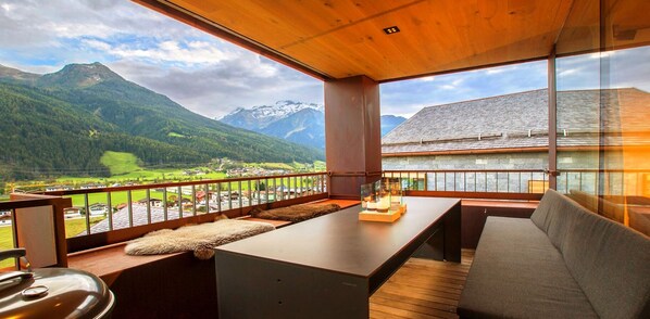 Property grounds - Large luxury chalet: on the skip & toboggan run and the Smaragdbahn (gondola). (Bramberg am Wildkogel)