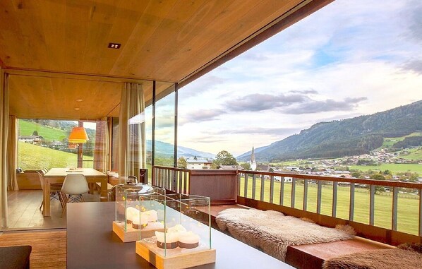 Interior - Large luxury chalet: on the skip & toboggan run and the Smaragdbahn (gondola). (Bramberg am Wildkogel)