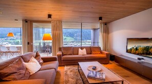 TV, fireplace, ping pong, books - Large luxury chalet: on the skip & toboggan run and the Smaragdbahn (gondola). (Bramberg am Wildkogel)