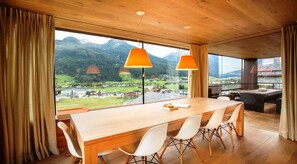 Dining - Large luxury chalet: on the skip & toboggan run and the Smaragdbahn (gondola). (Bramberg am Wildkogel)
