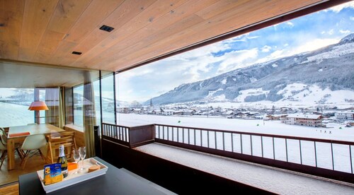 Large luxury chalet: on the skip & toboggan run and the Smaragdbahn (gondola).