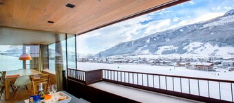 Large luxury chalet: on the skip & toboggan run and the Smaragdbahn (gondola).