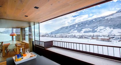 Large luxury chalet: on the skip & toboggan run and the Smaragdbahn (gondola).