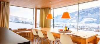 Large luxury chalet: on the skip & toboggan run and the Smaragdbahn (gondola).