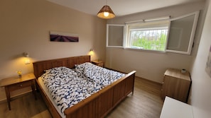 2 bedrooms, desk, iron/ironing board, free WiFi