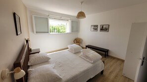 2 slaapkamers, een bureau, een strijkplank/strijkijzer, gratis wifi