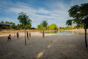Plage à proximité, chaise longue, serviettes de plage