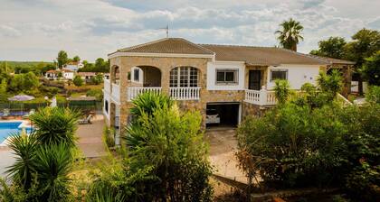 Suuri villa makeanveden järven ja rannan rannalla, oma uima-allas