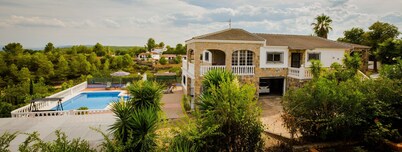 Large Family Villa: private pool, near lake & beach - Sleeps 10