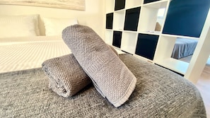 2 chambres, fer et planche à repasser, lit de bébé portatif