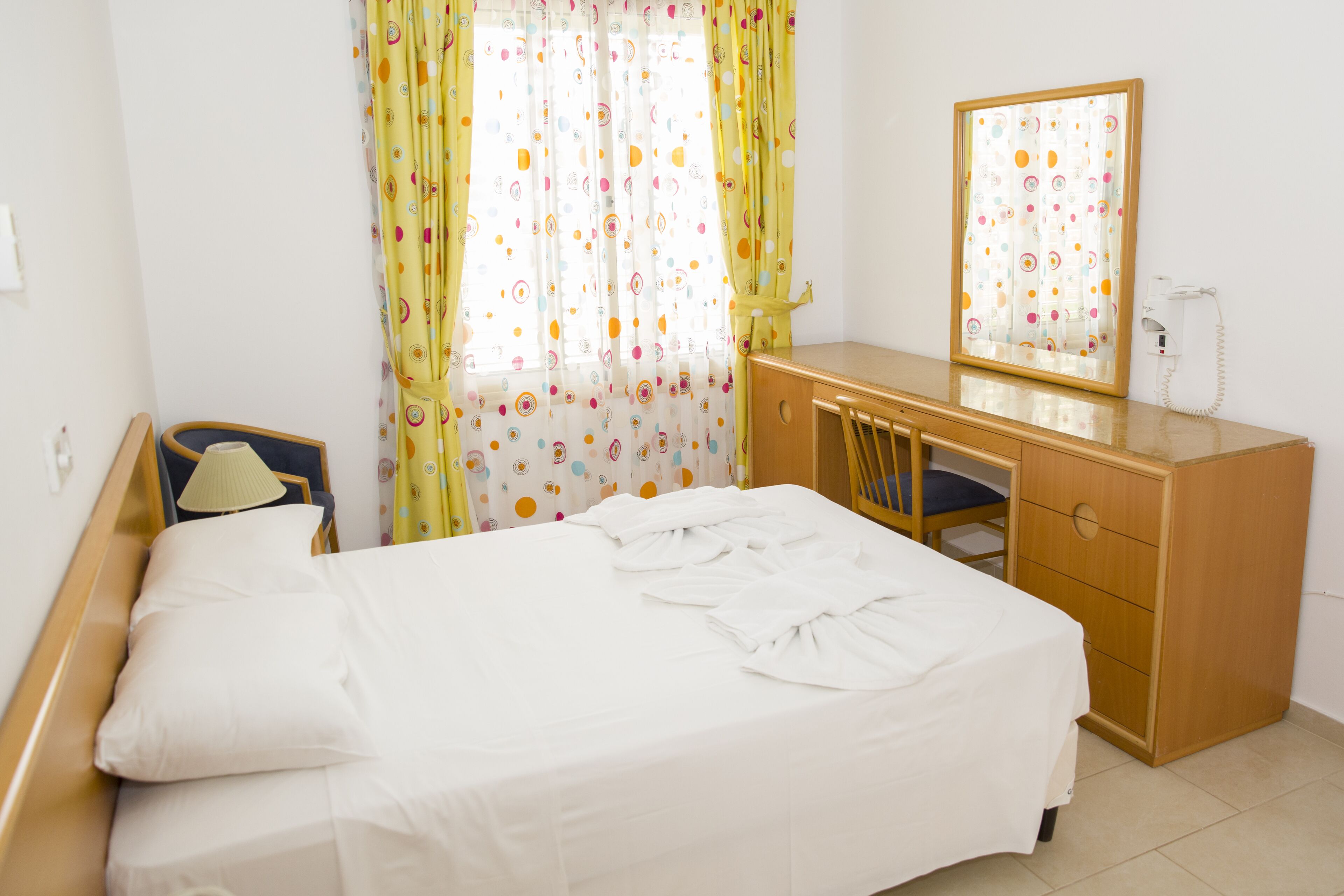 4 habitaciones, tabla de planchar con plancha, wifi y ropa de cama 