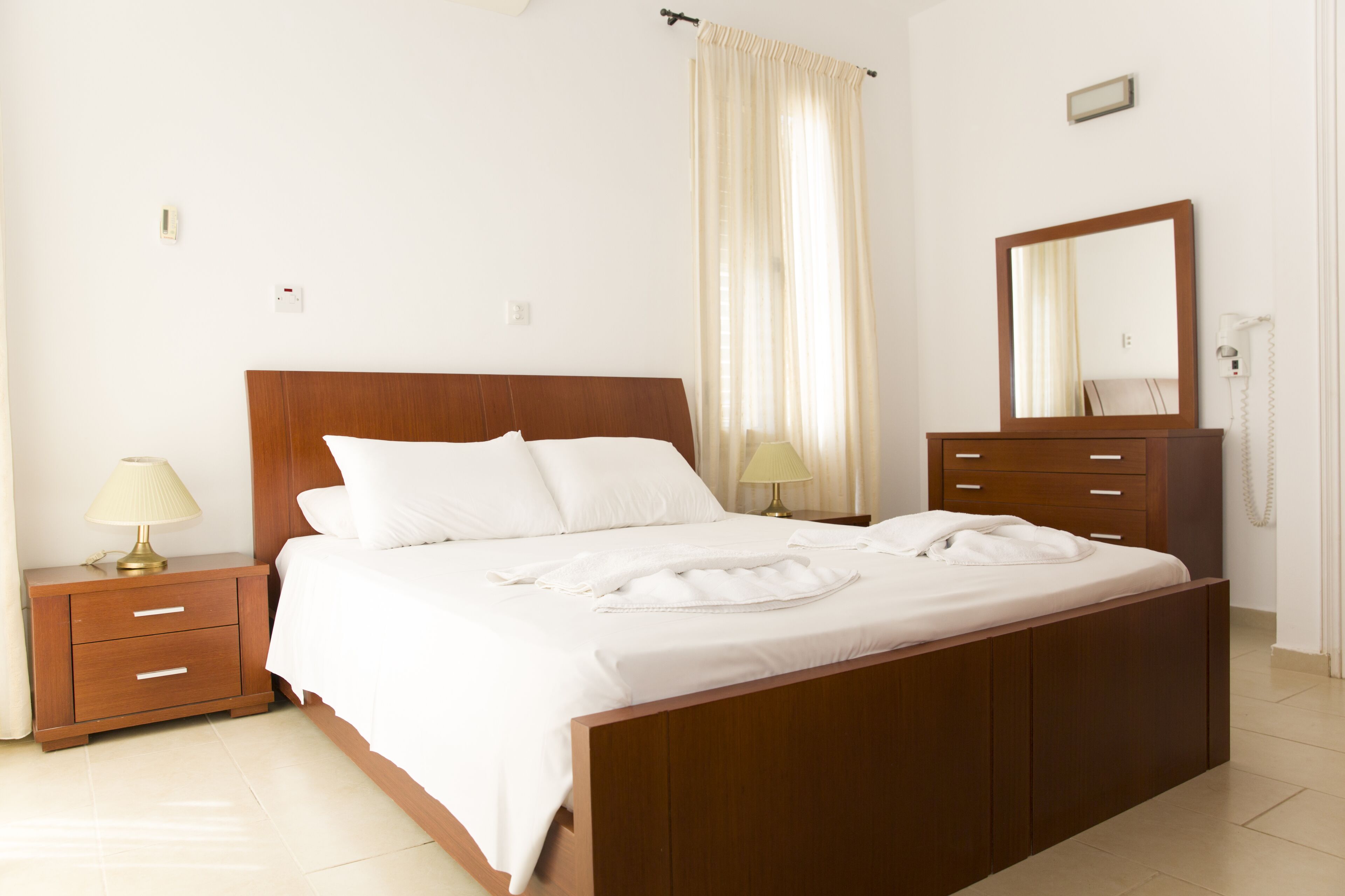 4 bedrooms, iron/ironing board, WiFi, bed sheets