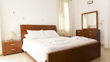 4 bedrooms, iron/ironing board, WiFi, bed sheets