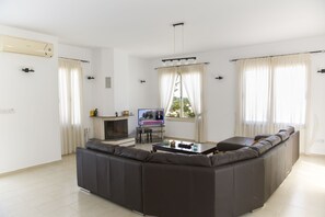 TV, peis, DVD-spiller og stereoanlegg