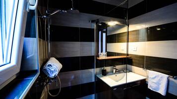 Ducha y bañera combinadas, secador de pelo, toallas y jabón