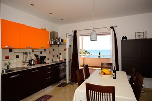 Fridge, microwave, oven, stovetop - Extraordinary 3bed/3bath villa, with sea views,pool and hot tub for 8 (Molunat)